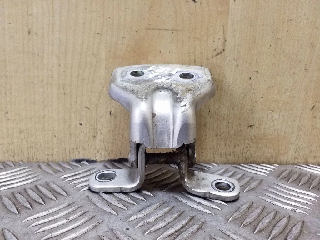 Priekšējā augšējā eņģe – labā