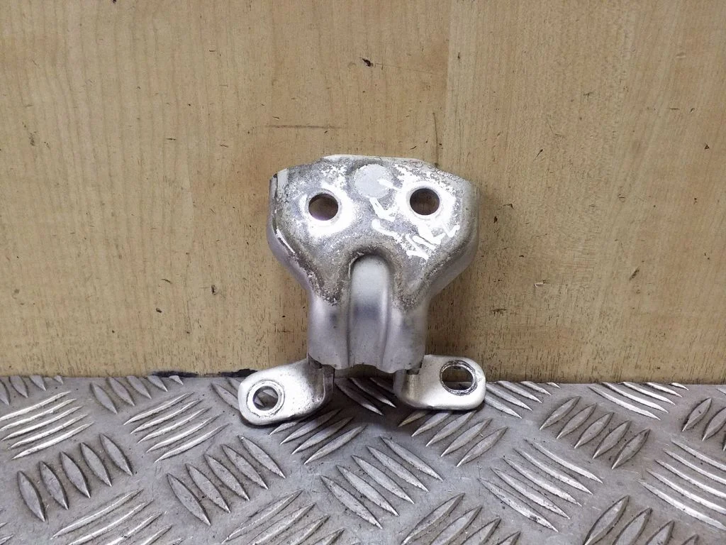 Priekšējā augšējā eņģe – kreisā