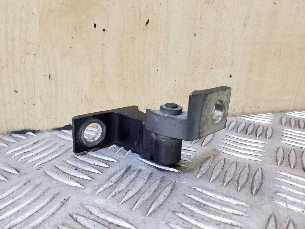Front door upper hinge 8X0831403E