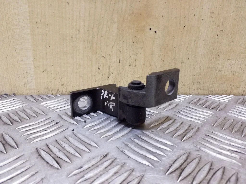 Front door upper hinge 4G0831401A