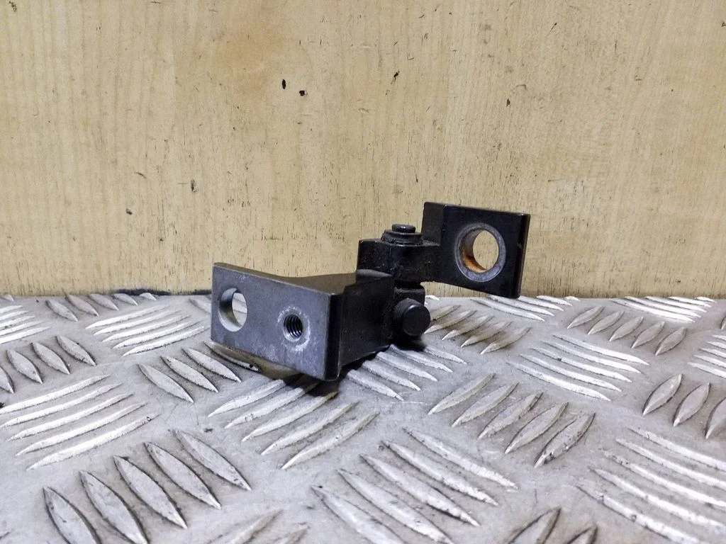 Front door upper hinge 4G0831402A
