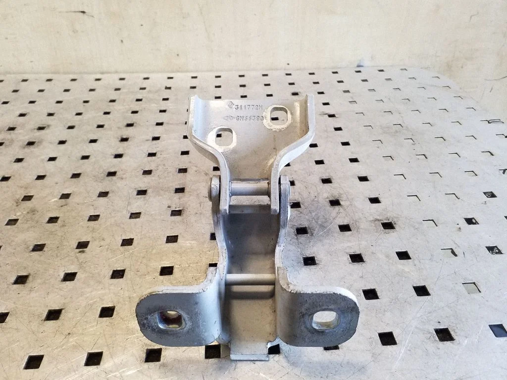 Front door upper hinge 311772M