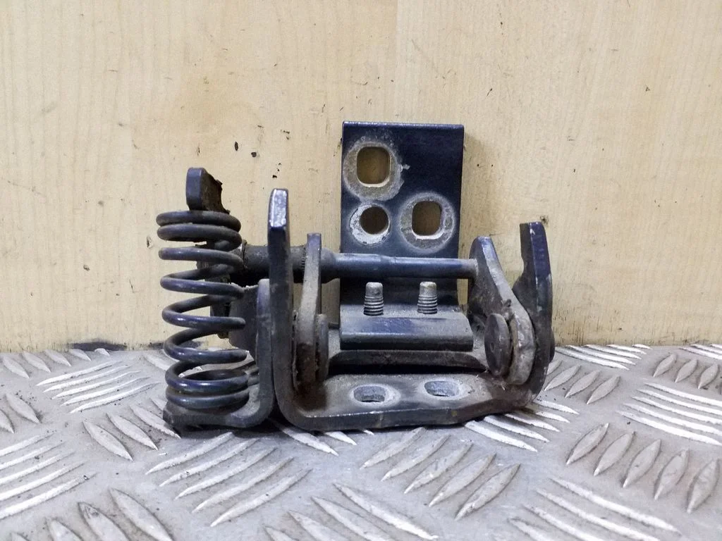Priekšējā augšējā eņģe – kreisā