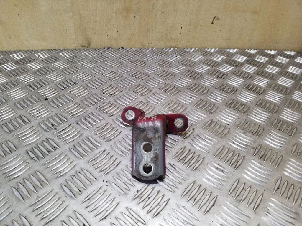 Priekšējā augšējā eņģe – labā