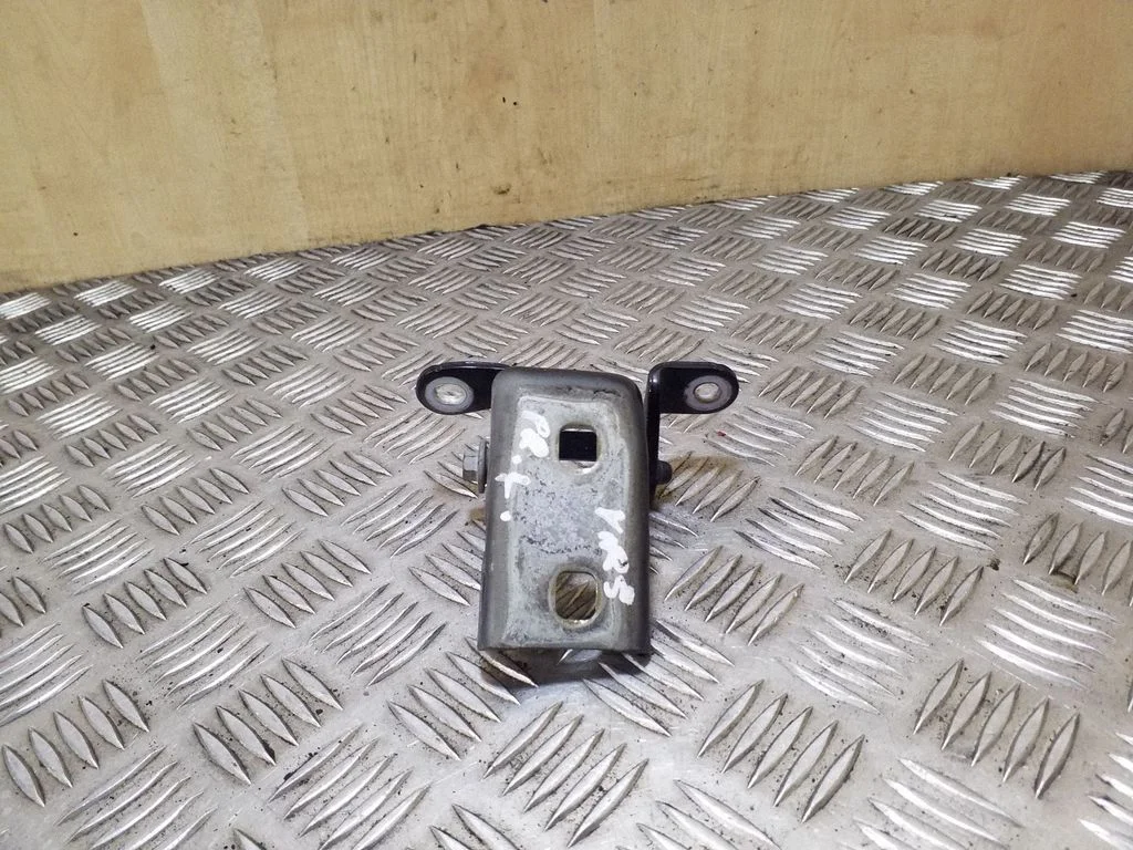 Front door upper hinge A046574