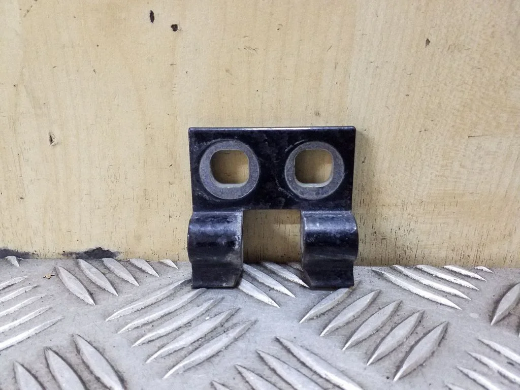 Front door upper hinge A046574