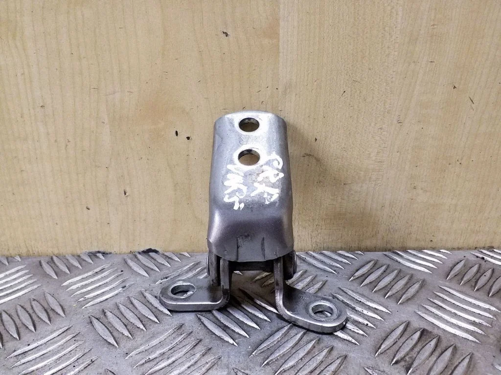 Priekšējā augšējā eņģe – labā
