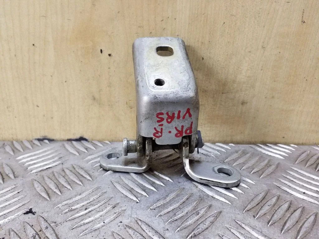 Esiukse ülemine hing 1S7AF22800AC