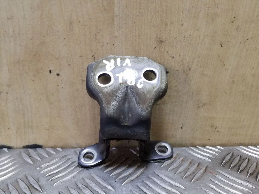 Priekšējā augšējā eņģe – kreisā