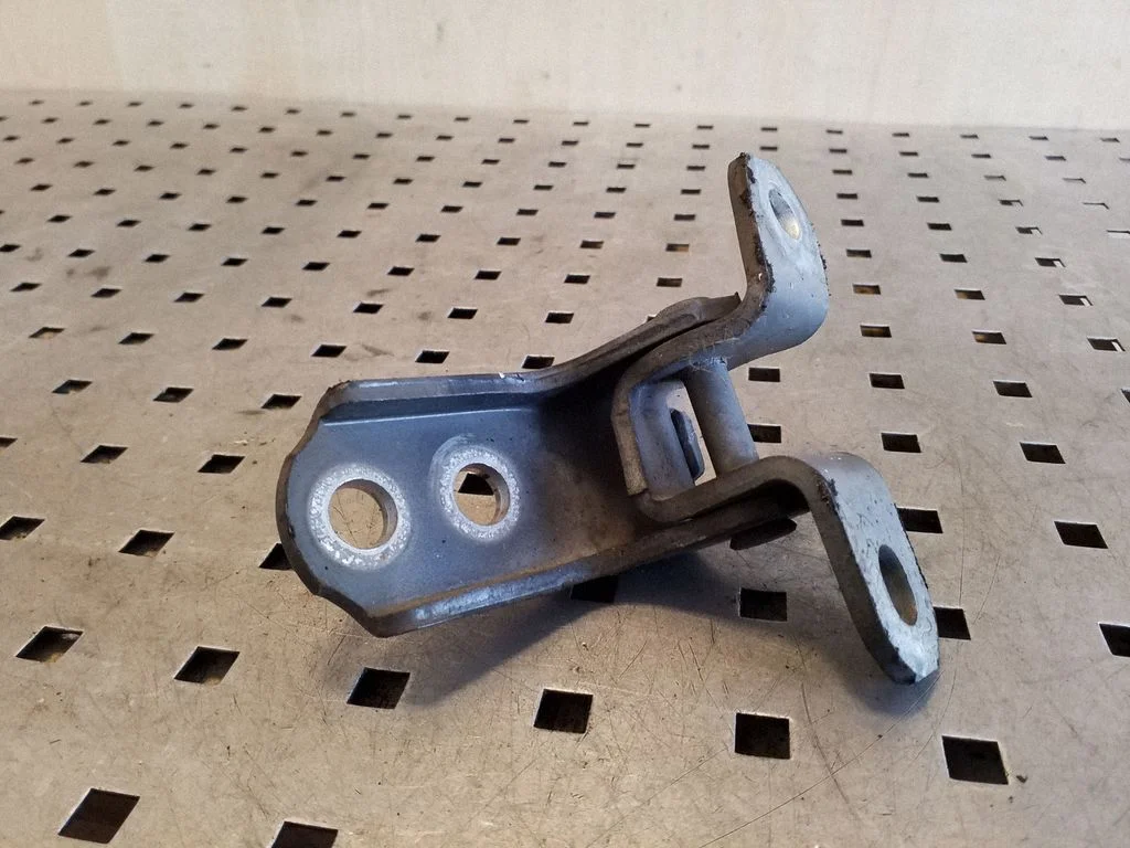 Front door upper hinge – left