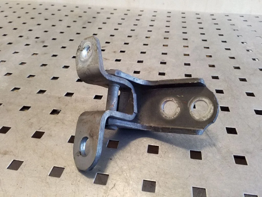 Esiukse ülemine hing – Toyota RAV 4 (XA20) (2000-2005)