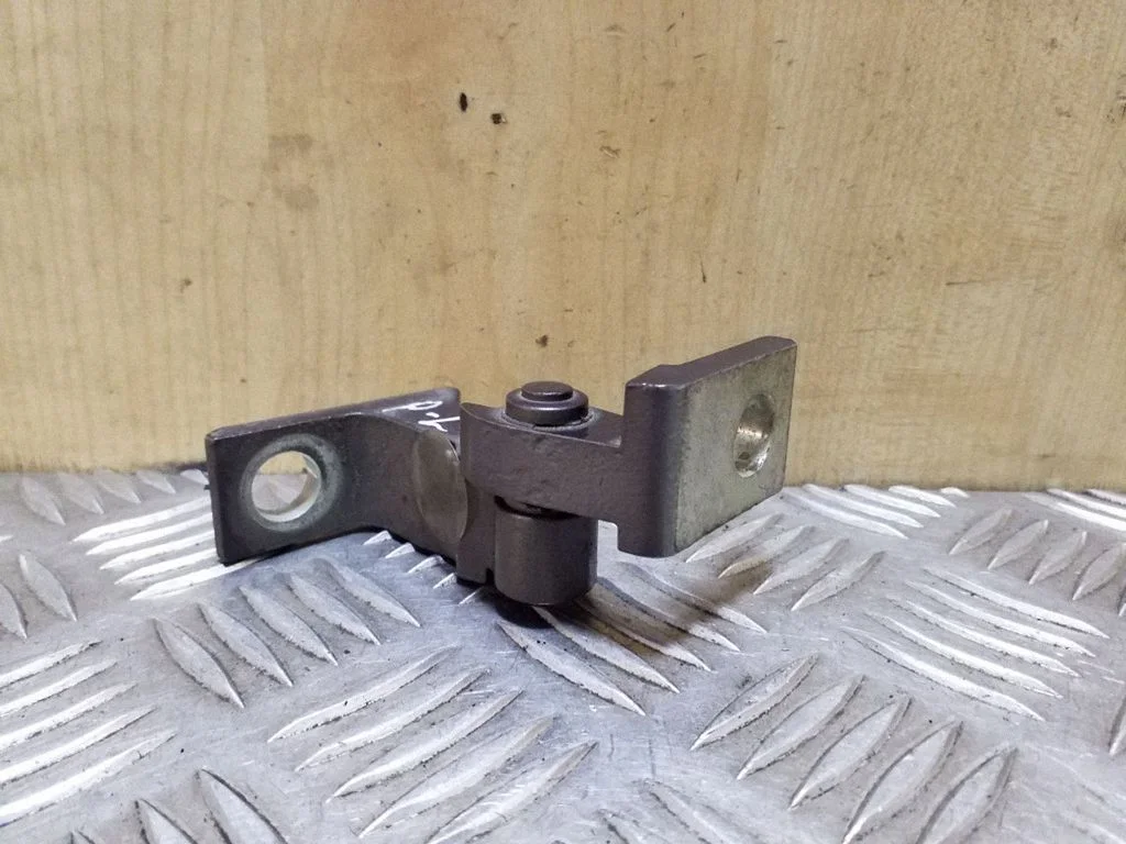 Front door upper hinge 8K0831401A