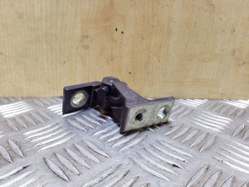 Front door upper hinge 8K0831402A