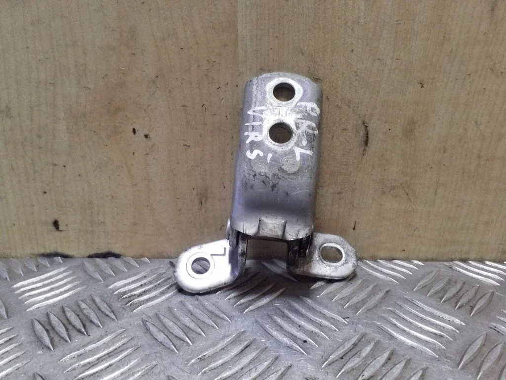 Priekšējā augšējā eņģe – kreisā