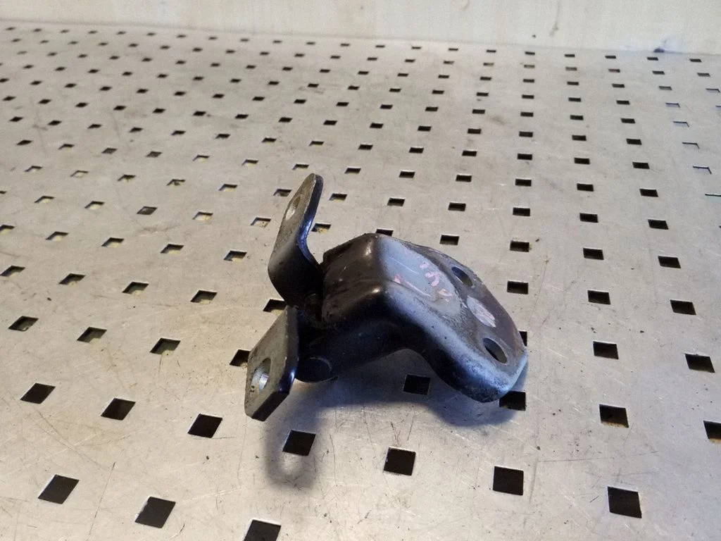 Priekšējā augšējā eņģe – kreisā