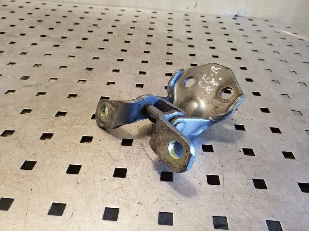 Priekšējā augšējā eņģe – labā