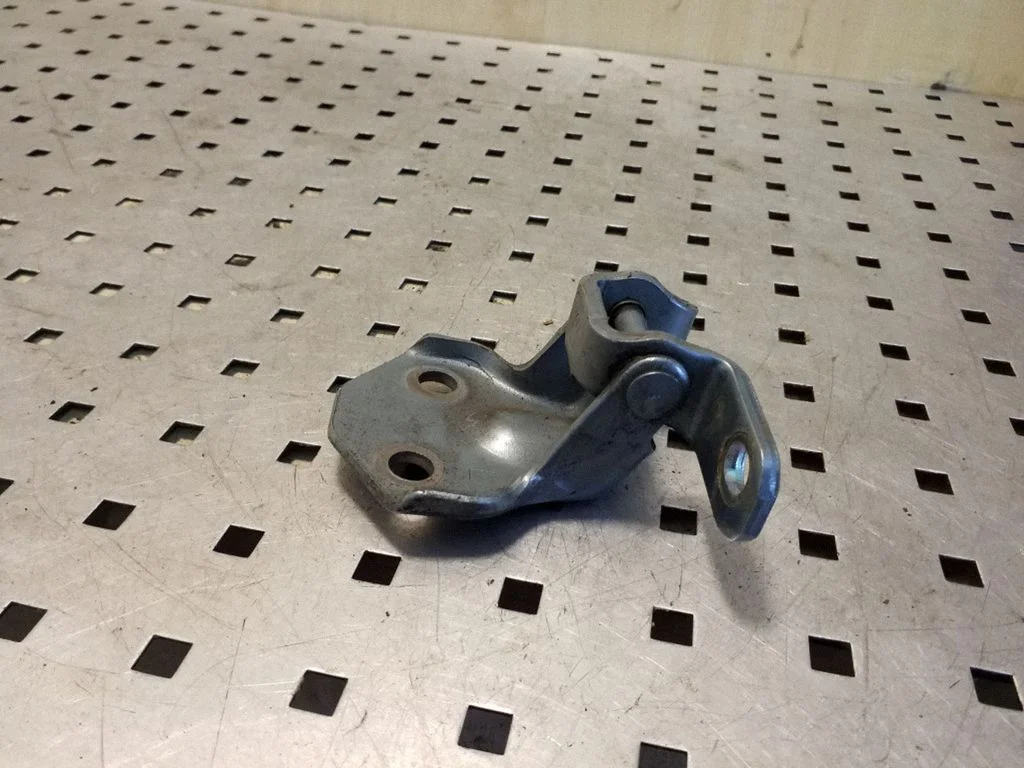 Priekšējā augšējā eņģe – kreisā