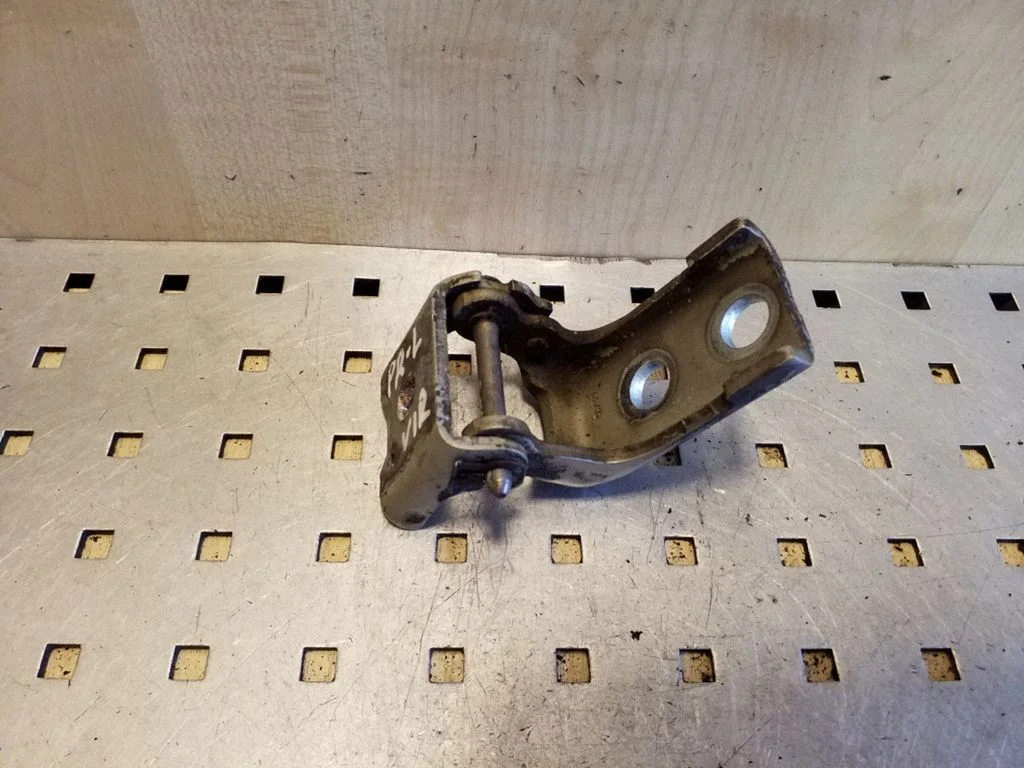 Priekšējā augšējā eņģe – priekšējā kreisā