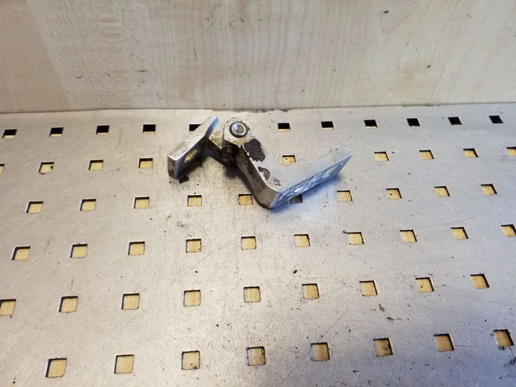 Priekšējā augšējā eņģe – labā