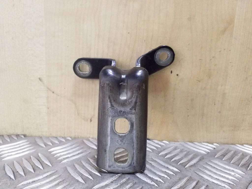 Priekšējā augšējā eņģe – kreisā