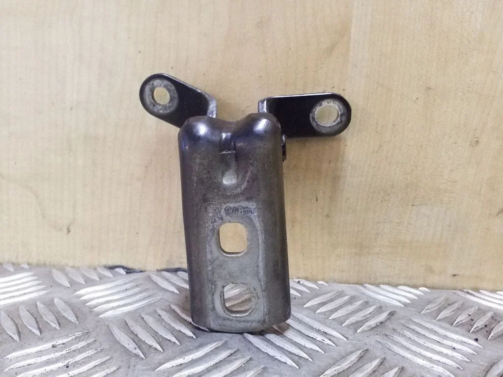 Priekšējā augšējā eņģe – labā