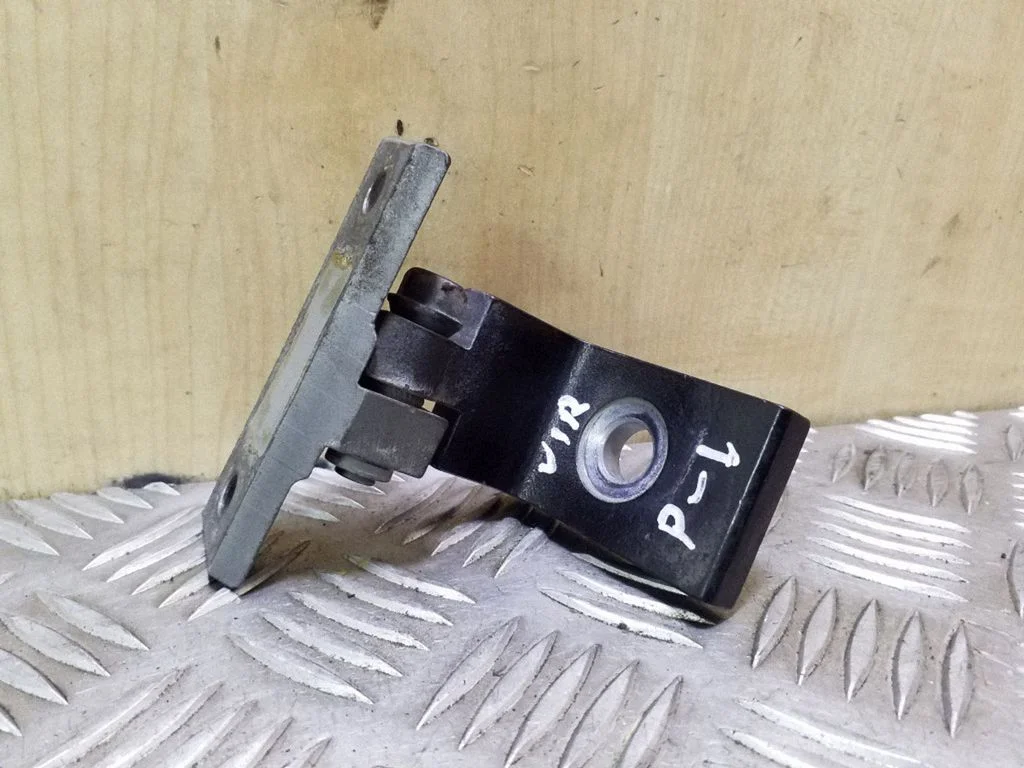 Front door upper hinge 7068073