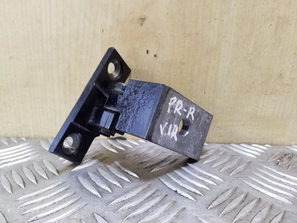 Front door upper hinge 7068074