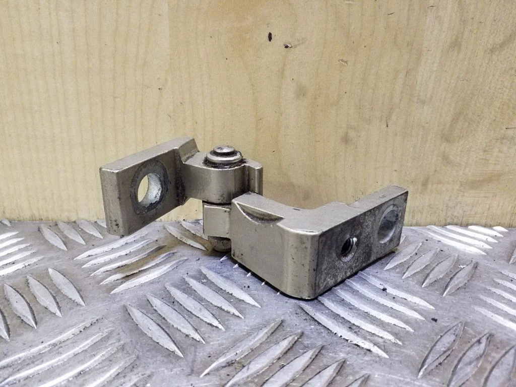 Priekšējā augšējā eņģe – kreisā