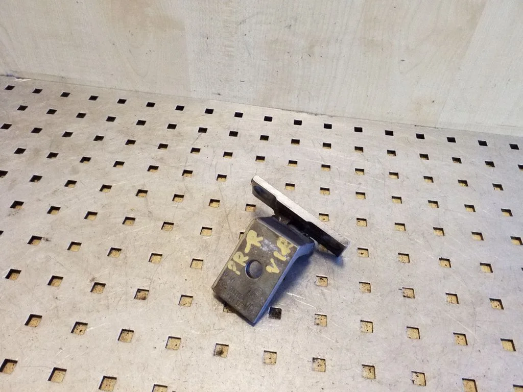 Front door upper hinge 7068074