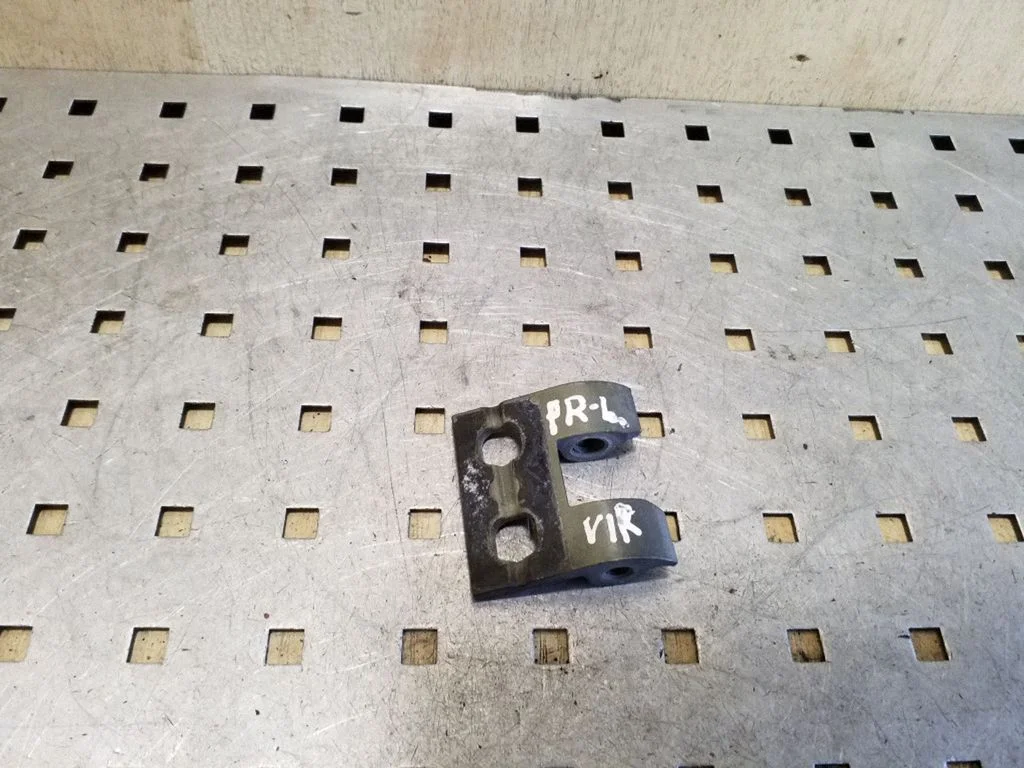 Priekšējā augšējā eņģe – kreisā