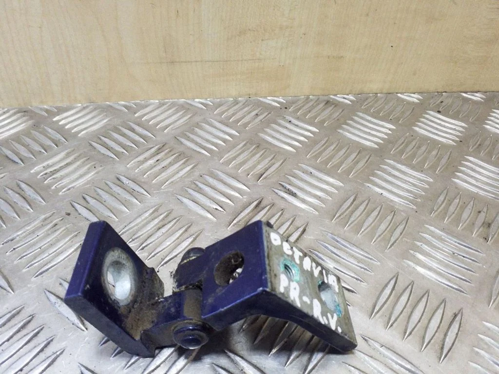 Zawias górny drzwi przednich 6Y0833402C