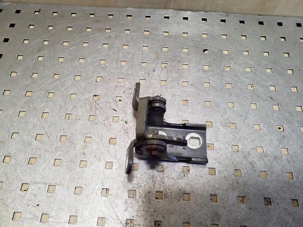 Front door upper hinge ES03A046574