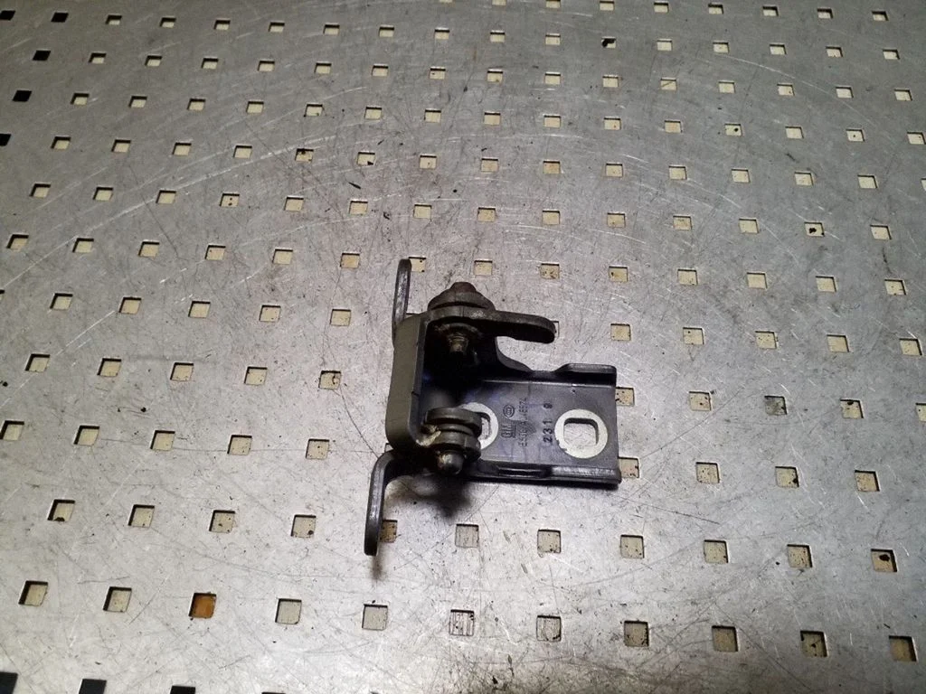 Front door upper hinge ES03A046574