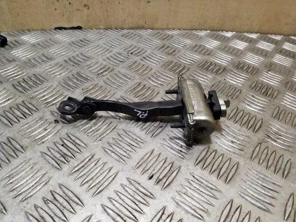 Front door check strap stopper – Ford Mondeo MK V (2014-)
