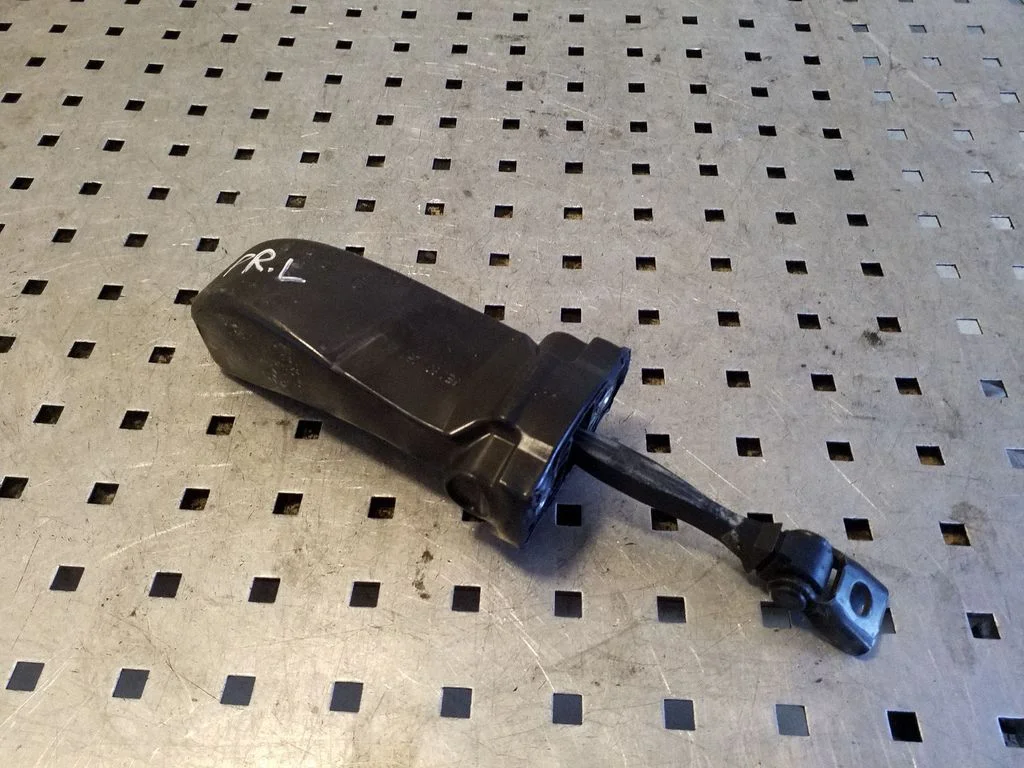 Front door check strap stopper – Skoda Octavia Mk3 (5E) (2013-2019)