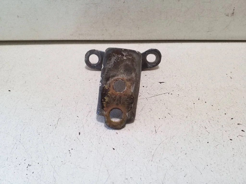 Front door lower hinge – right