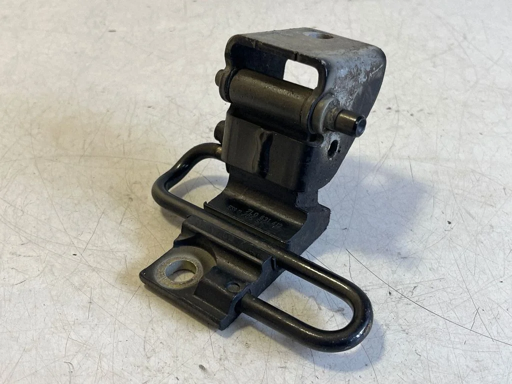 Front door lower hinge 7L0831412