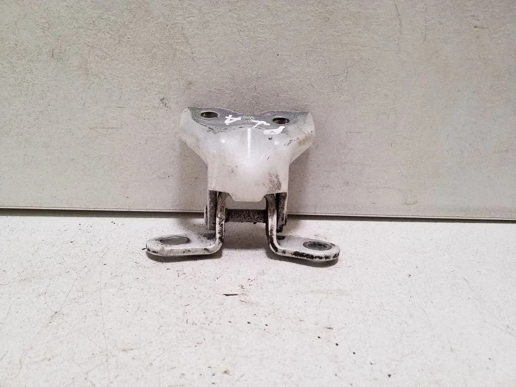 Priekšējā apakšējā eņģe – kreisā