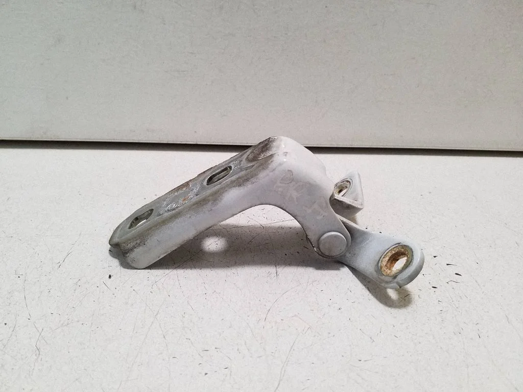 Front door lower hinge P11291 – Chevrolet Orlando (2011-)