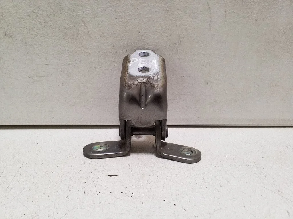 Priekšējā apakšējā eņģe – kreisā