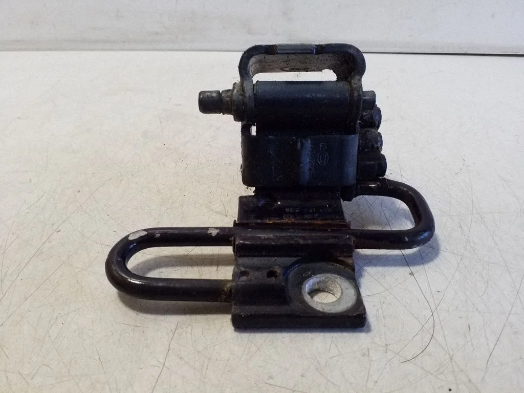 Front door lower hinge – left