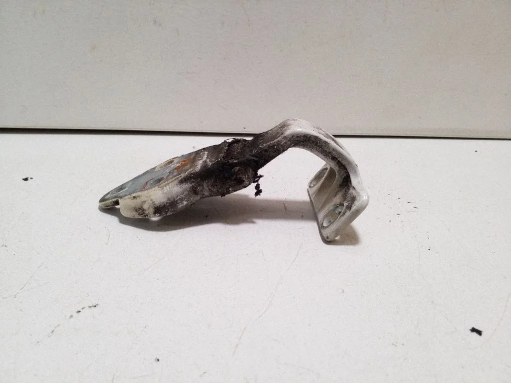 Front door lower hinge – right