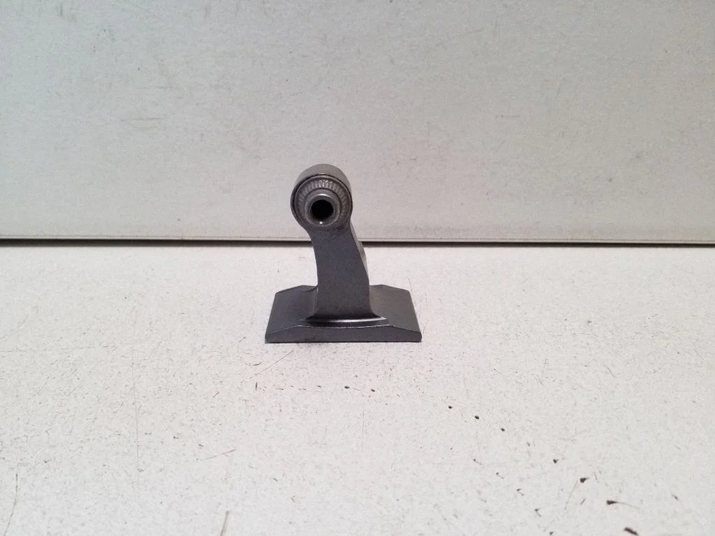 Front door lower hinge 7246067