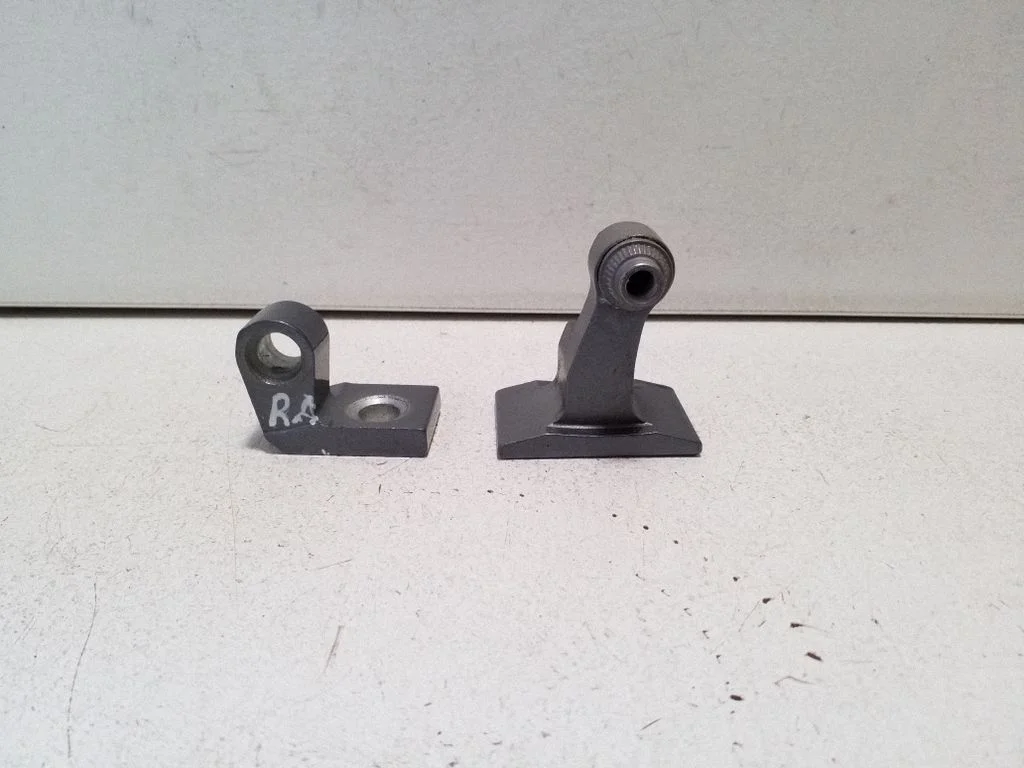 Front door lower hinge 7246068