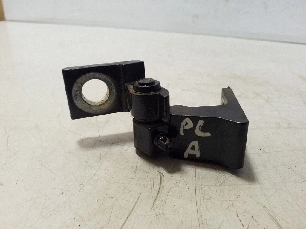 Priekšējā apakšējā eņģe 7N0831401A