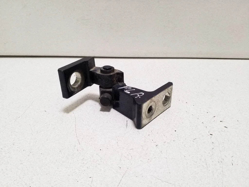 Front door lower hinge – Porsche Cayenne (92A) (2010-2017)
