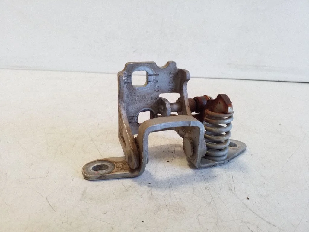 Front door lower hinge 85574F