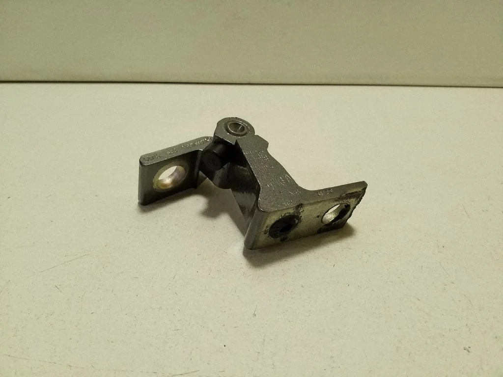 Front door lower hinge 8X0831404E