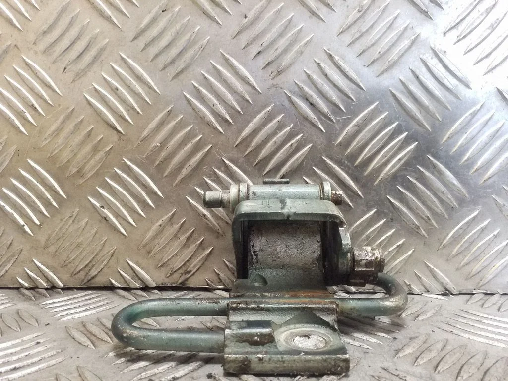 Esiukse alumine hing 4B0831411A