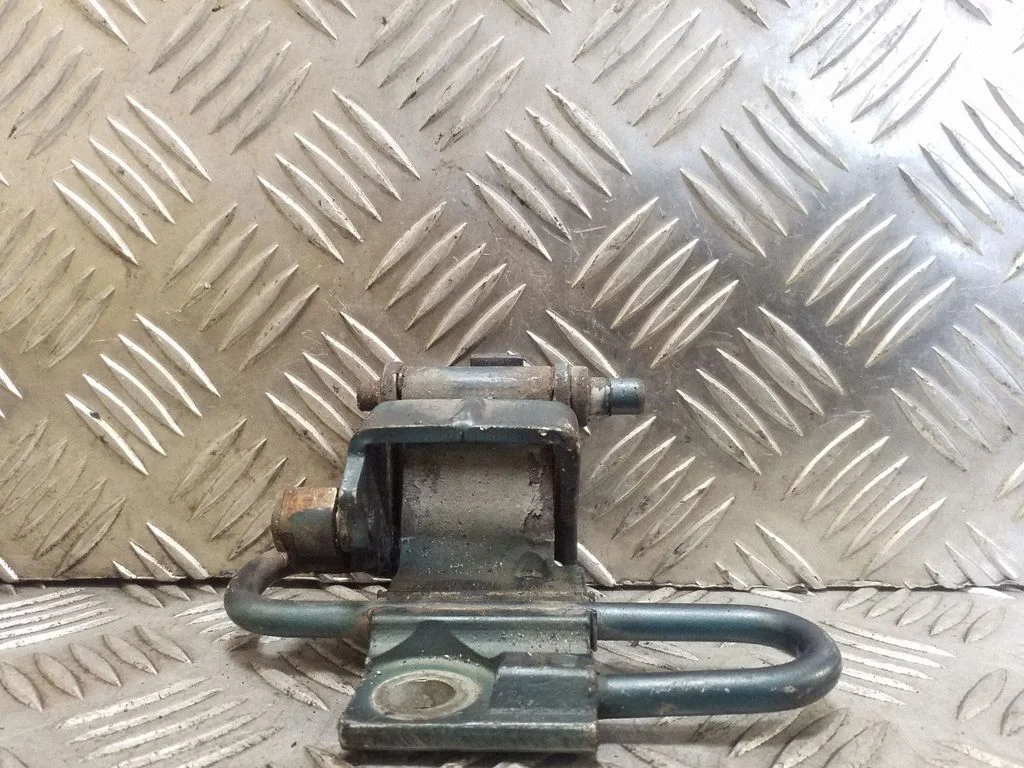 Esiukse alumine hing 4B0831412B